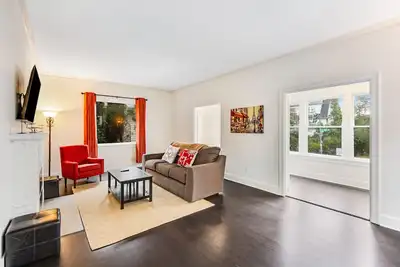 Image de Spacious home with fenced yard, patio, & sunroom - near Uw/Green Lake