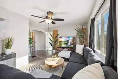 Image de Peaceful Home with 4br, Big Yard and amazing art