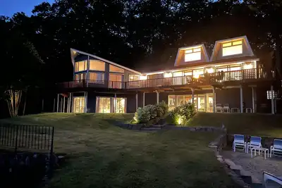 Image de Large waterfront family lake house - everything for the lake!