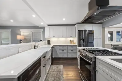 Image de Redone cottage w/hottub walking to everything downtown!