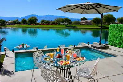 Image de \"Luxury Lakefront Paradise: Heated Pool Haven with Unrivaled Views\"