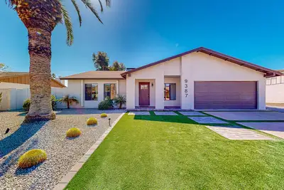 Image de Newly updated, dog-friendly home with enclosed yard, firepit, & washer/dryer