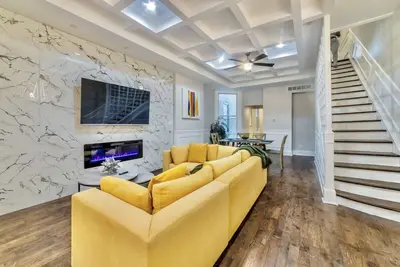 Image de Luxury Chicago Th is a 10-minute drive to Dwtn, perfect for  city access Rsv Now