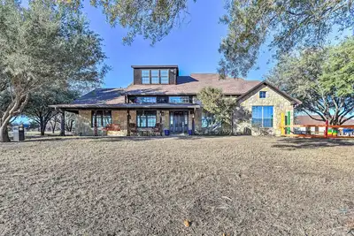 Image de Private Pool: Spacious & Vibrant Argyle Villa!