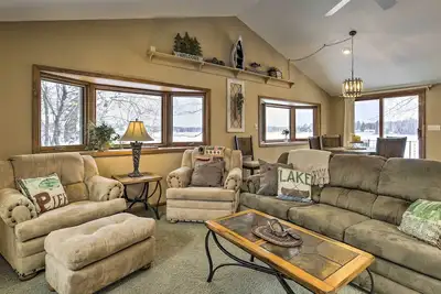 Image de Phillips Cabin w/ Lake Views & Private Dock!