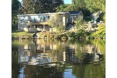 Image de Enchanting Romantic Waterfront Cottage
