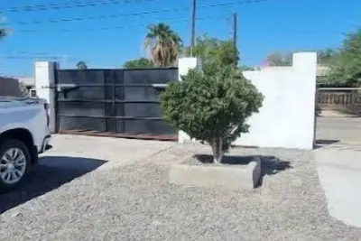 Image de house with a king bed and huge parking spot