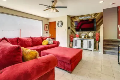 Image de Super bowl ready! House is equipped w/ electric car charging