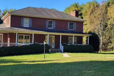 Image de Spacious home in quiet rural setting close to Blue Ridge Parkway