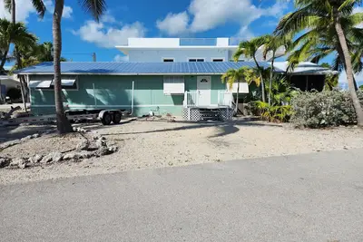 Image de Hammerpoint quaint home recently remodeled on end of canal