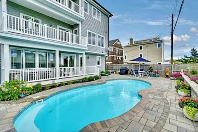 Image de Dream Beach House packed with Style, Comfort, and Convenience