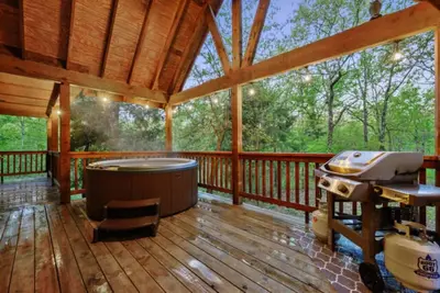 Image de 2 Master Suites, hot tub, fireplace, back deck, wrap around porch, secluded