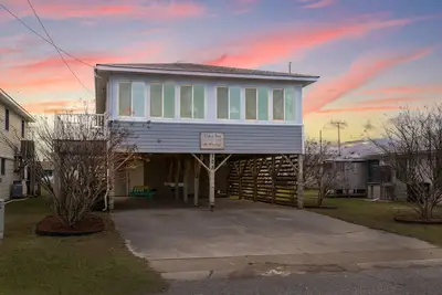 Image de New Listing⭐Cozy Bungalow, Walk to Beaches 🌊⛱️🐬, Restaurants, Wifi, Dogs ✔️