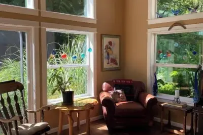 Image de Spacious, family & dog friendly garden oasis home in Yelm, Wa.