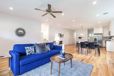 Image de 3br Cozy Bungalow 1749! Medical Center, Stadiums!