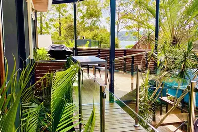 Image de The Palm Tree Loft, close to shops and lake, 10 min drive to local beaches