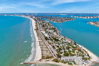 Image de Mid-Century Cottage in the Heights + Loft bedroom!