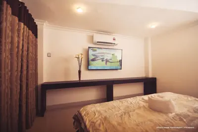 Image de 5 minutes to the Royal Botanical Gardens! King sized Bed & Ktv room