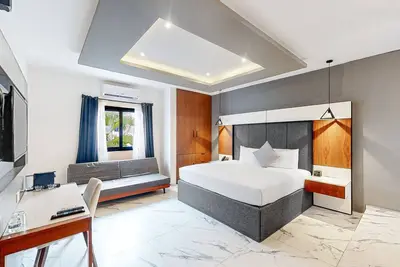 Image de Dazzling, centrally located apartment with luxe finishes and a shared pool