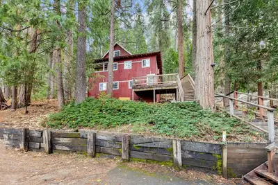 Image de Cozy Blue Lake Springs cabin w/ big trees, decks, game room, and private W/D