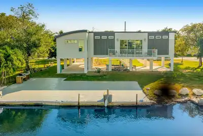 Image de Beautiful waterfront home with central Ac, dock, lovely balcony & patio