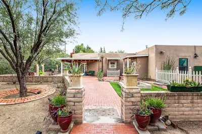 Image de Dog-friendly charming historic home with patio, central Ac, & washer/dryer