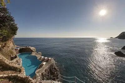 Image de Villa Abbondanza: A splendid and luminous three-story villa set into the cliff, sheer above the sea and with direct access to the sea, with Free Wi-Fi.
