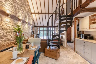 Image de Stunning open plan 2 storey barn conversion with spiral staircase.