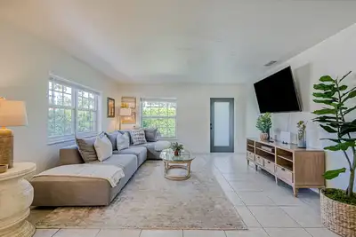 Image de Beautiful home across street from beach path with Ac, patio & washer/dryer