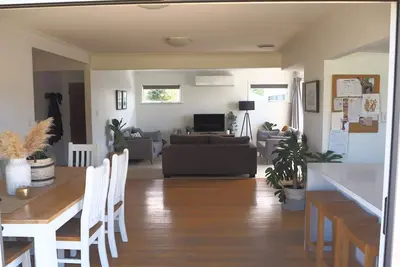 Image de Spacious home with large backyard