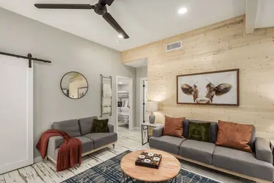 Image de Cozy GlenWillow Farmhouse by the Cardinal Stadium