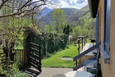 Image de House at the foot of the mountain