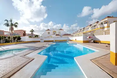 Image de Vacances 'Sam' avec piscine partagée, balcon et Wi-Fi