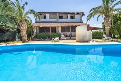 Image de Villa \"Bes Beach - Villa Con Piscina\" avec vue sur mer, piscine privée et Wi-Fi.