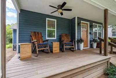 Image de Cheerful 3 Bedroom Home 4 Miles to Uptown Clt!