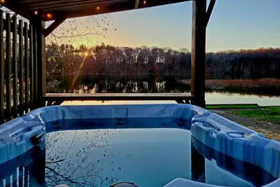 Image de Charming lake cottage w/ hot tub