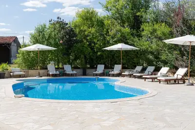 Image de Stylish luxury villa with Cognac vineyard views and private pool