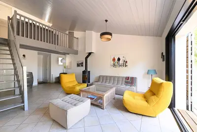 Image de Large Family Home Close To The Beach