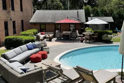 Image de 200 yr old Historic Farmhouse in Walkable City Neighborhood - 35 min to Saratoga