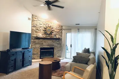 New Naperville 2br Condo w/ Private Deck