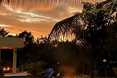 Image de New private botanical villa on gated acre 5mins walk to beach