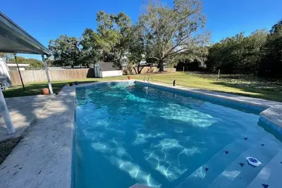 Image de Cheerful 4 bedroom home with  heated pool & lake views