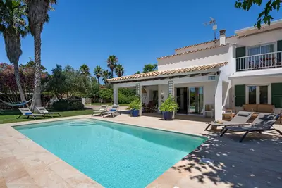 Image de Villa sur la mer avec piscine: charme et confort