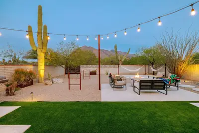 Image de Mid-Century Desert Oasis with Hot Tub & Fire Pit