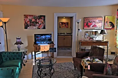 Image de 3 Bedrm. Ph. Apt. 2nd floor walkup entire floor