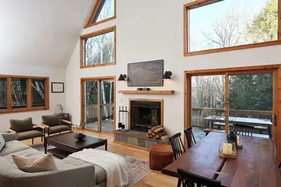 Image de Private Chalet with Fire Pit, Deck and Large Yard