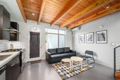Image de #InvestREPM Buckman Open Loft-Style Townhome