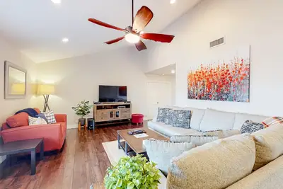 Image de Sunny South Tempe gem with enclosed yard, covered lanai, grill, & washer/dryer