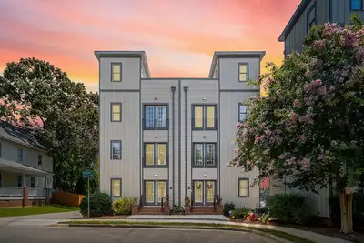 Image de Entire Townhouse w/ Rooftop Access - 5 min walk to Downtown