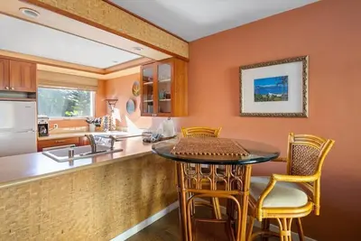 Image de Pre-Renovation Summer Sale, Bamboo Suite, 1 bedroom, sleeps 4, Pool and Bbq